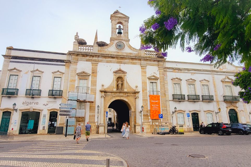 Faro Arco da Vila